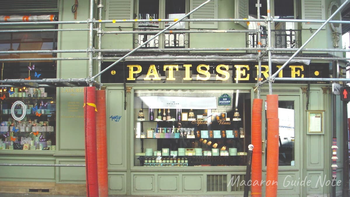 ラデュレのボナパルト店の外観