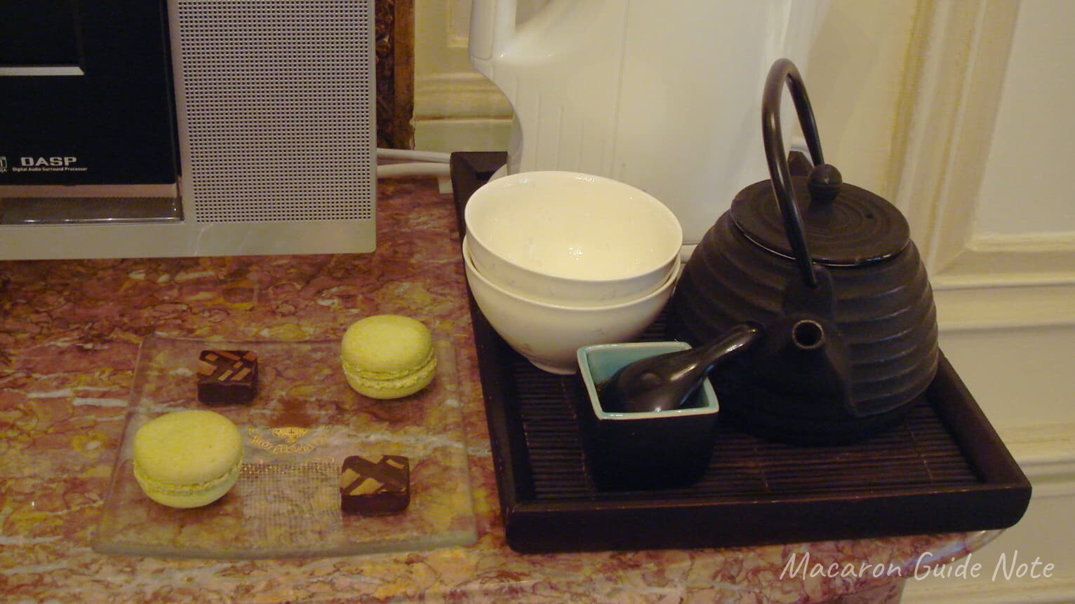 リッツパリの客室のマカロンとチョコとお茶