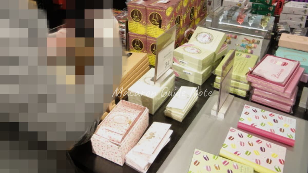 デパートに並ぶマカロンモチーフの小物